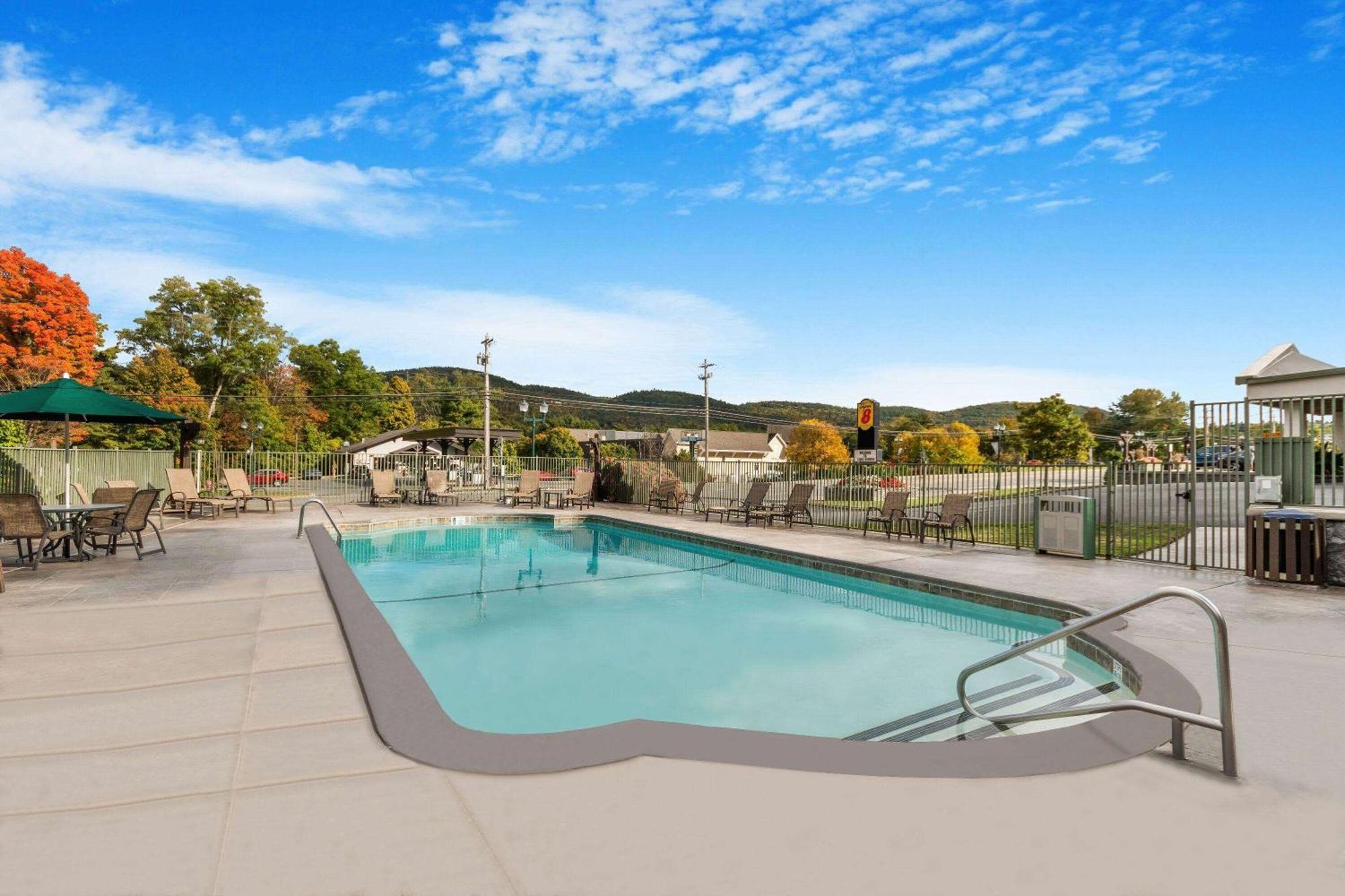 Super 8 By Wyndham Lake George/Downtown מראה חיצוני תמונה
